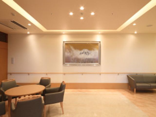 ゆったり広々としたラウンジ ラウンジ ソファやテーブルが並ぶくつろげる空間です。ゆっくりとした時間をお過ごしいただける場所です。
