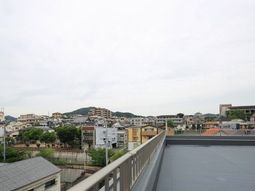 広々とした街並みのバルコニー