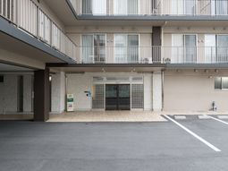 エントランスと駐車場の全景