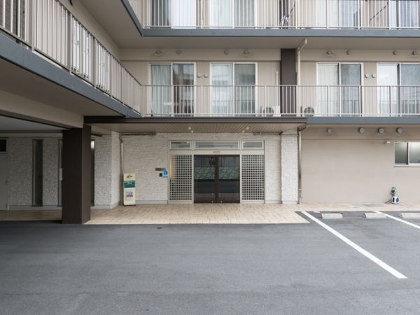 エントランスと駐車場の全景
