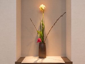 エントランスの花瓶と花