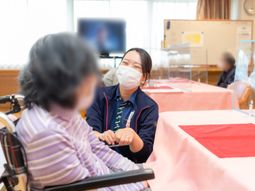 施設スタッフと利用者の対話