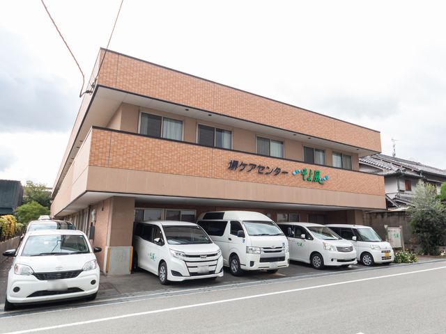 施設外観と駐車場 外観 清潔感のある外観と整備された駐車スペースが迎えてくれます。通勤しやすい環境が整っています。