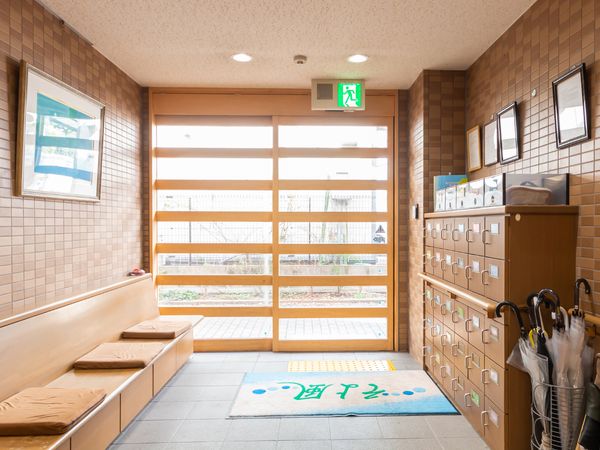 明るいエントランスの風景