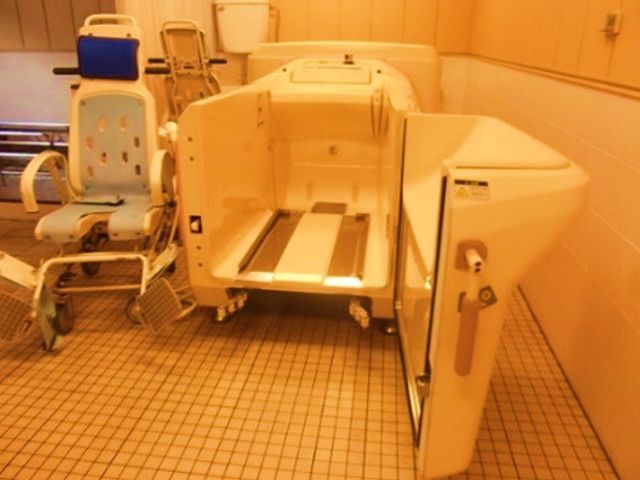 バリアフリーの快適浴室 機械浴 ゆとりある設計の浴室では、安全に心地よい水浴をサポートいたします。快適な入浴をお手伝いする機能性も備えております。