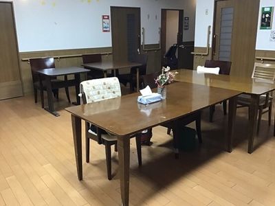 共有スペースのダイニングテーブル