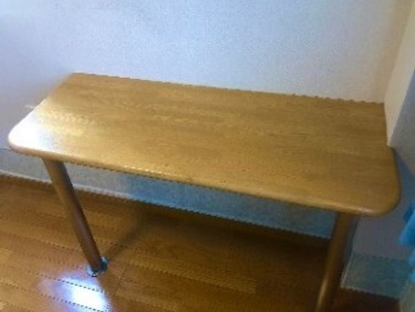 木製のシンプルなテーブル