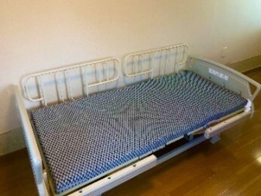 シンプルな居室のベッド