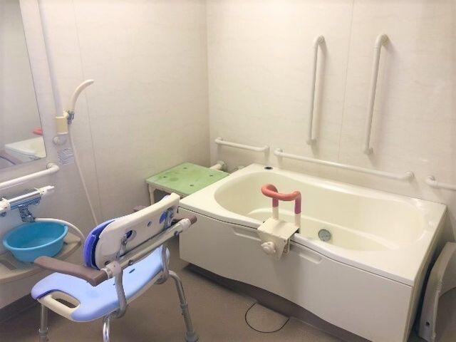 バリアフリー浴室設備 浴室 手すり付きで安全に配慮された浴室です。リフト機材も完備し、支援が必要な方も安心です。