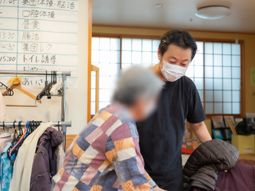 スタッフと利用者の様子