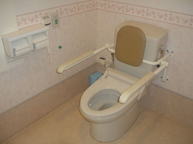 バリアフリー設計のトイレ トイレ 安全手すり付きのトイレは、快適にご使用いただけるよう配慮されています。利用者の自立を支援する設備が整っております。