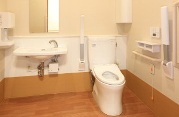 手すり付き清潔なトイレ