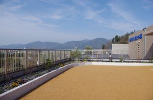 空と山を望むテラス