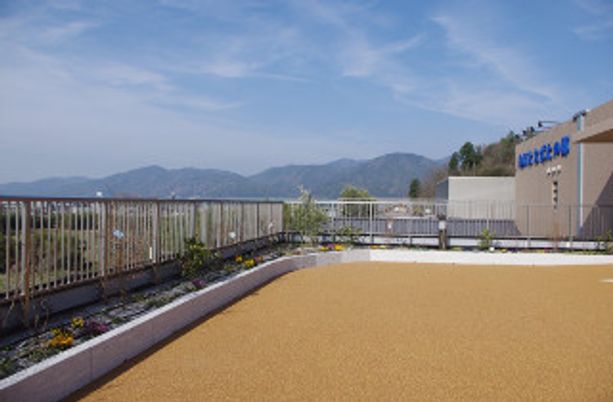 空と山を望むテラス