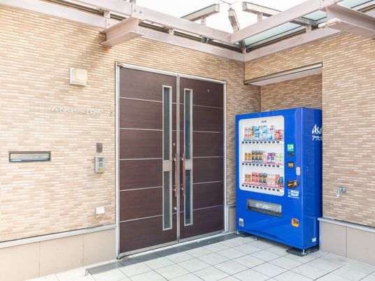 自販機と玄関の外観