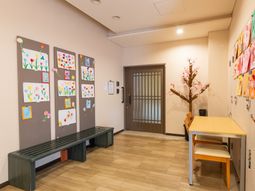 絵が飾られた廊下