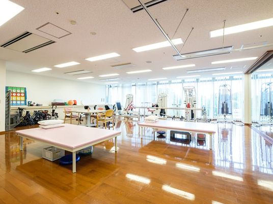 明るいリハビリテーションルーム