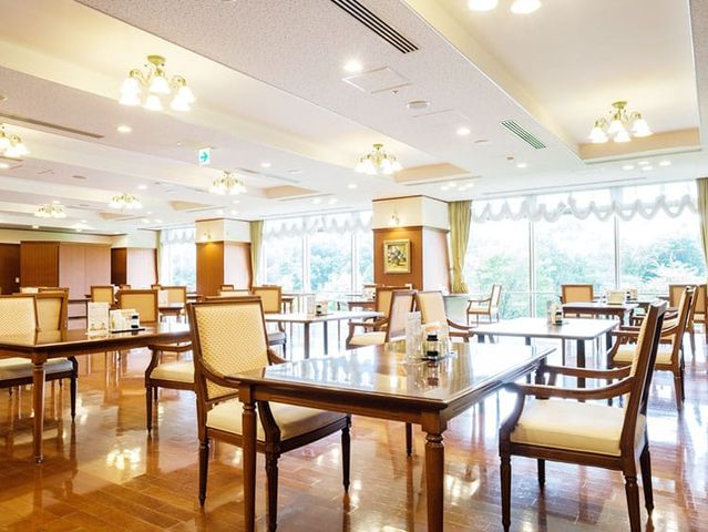 広々とした明るい食堂