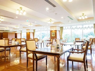 広々とした明るい食堂