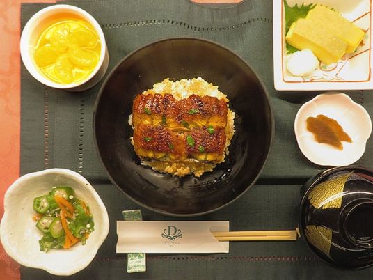 和食膳の上の食事