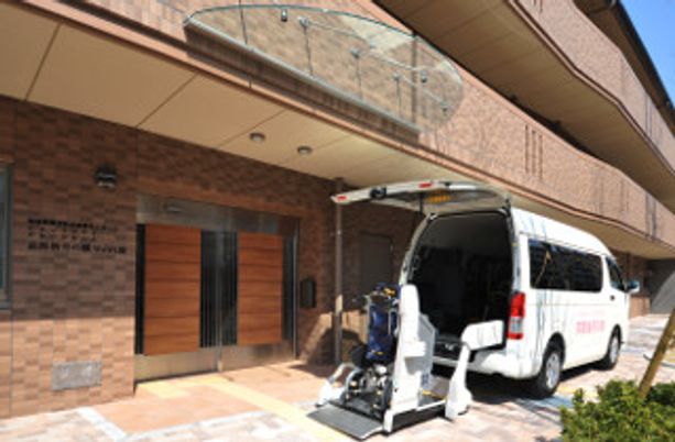 エントランスと送迎車