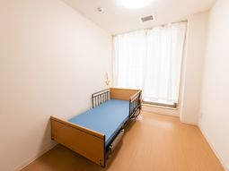 明るい居室のベッド
