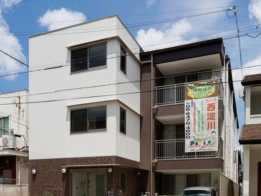 白い建物のエントランス