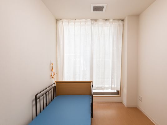 明るい個室の居室