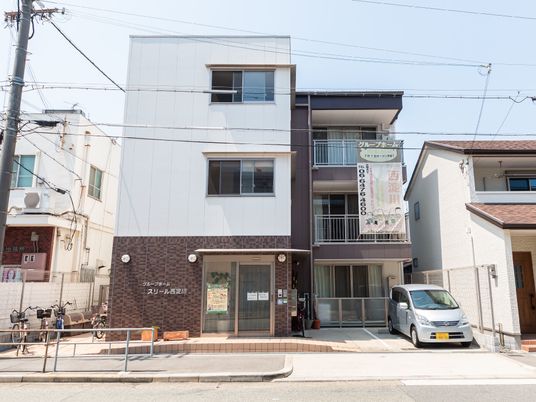 明るい外観の建物エントランス