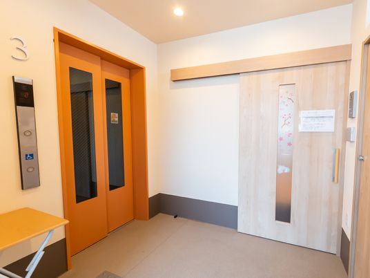廊下にあるエレベーターと扉