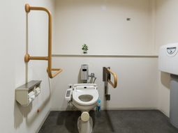 バリアフリー設計のトイレ