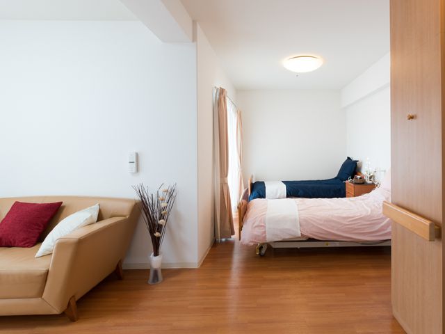 快適な洋室の居室 室内 広々とした部屋には、日差しの柔らかな光が差し込む落ち着いた雰囲気の居室です。皆さんの安らぎの空間として、ご自身を大切にした時間を過ごせます。