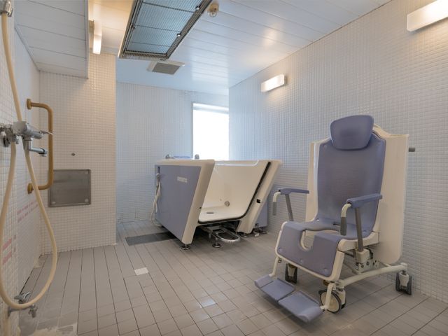 バリアフリーの清潔な浴室 機械浴室B 利用者の安全と快適を考慮した浴室です。手すりやシャワーチェアも完備し、ゆったりとしたバスタイムをサポートします。