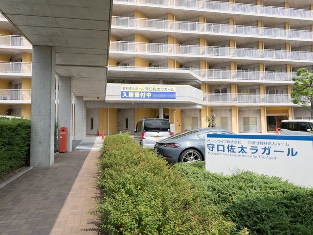 明るいエントランス風景 入り口 清潔感のあふれる開放的な入口は、働きやすい職場環境の一端を示しています。スタッフも利用者も快適に過ごせる設計が施されています。