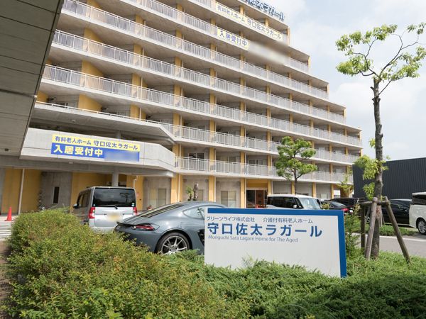 外観と駐車場の風景