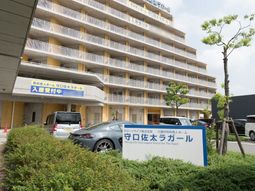 外観と駐車場の風景