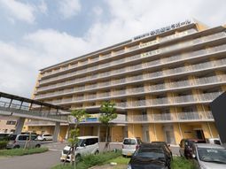 明るい外観の建物