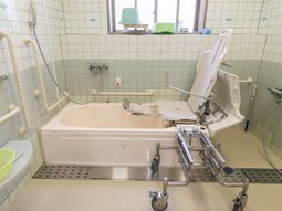 バリアフリーの浴室設備