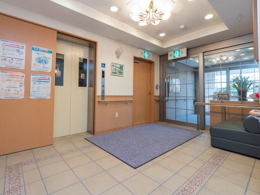 明るいエントランスの様子