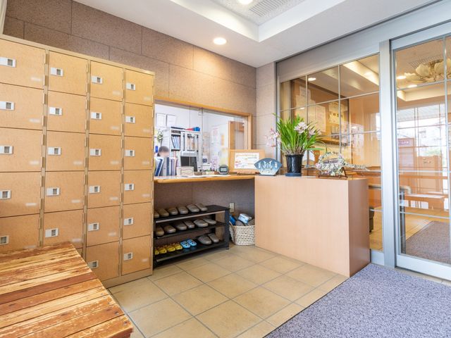 明るい受付と靴箱のある空間