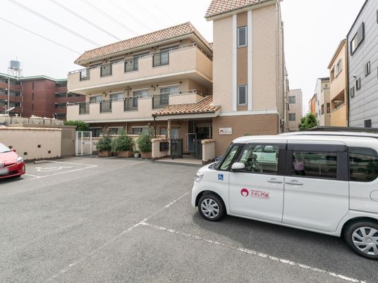 多階建て建物のエントランス