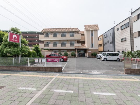 温かみのある外観の建物