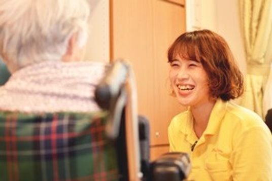 笑顔の会話シーン