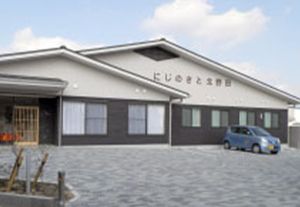 駐車場付きの建物外観