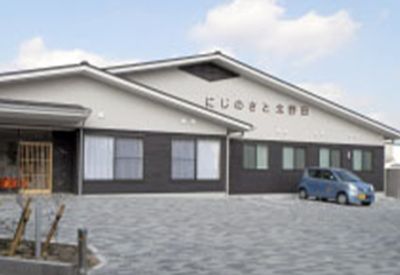 駐車場付きの建物外観