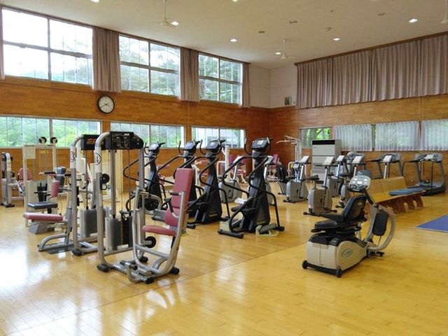 機能訓練室 機能訓練室   大きな窓から自然光が入る、開放感のある機能訓練室です。運動器具が複数並び、体を動かしやすい環境が整っています。