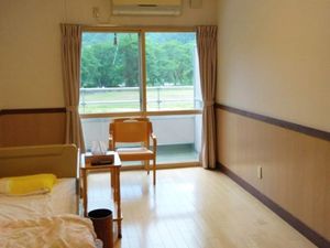 明るい居室の窓辺  