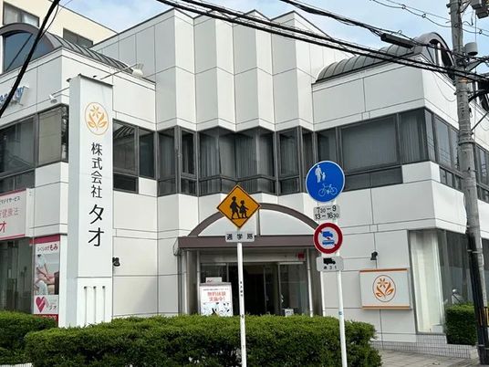 白い建物の外観  