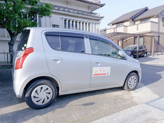 送迎車が停まる外観  