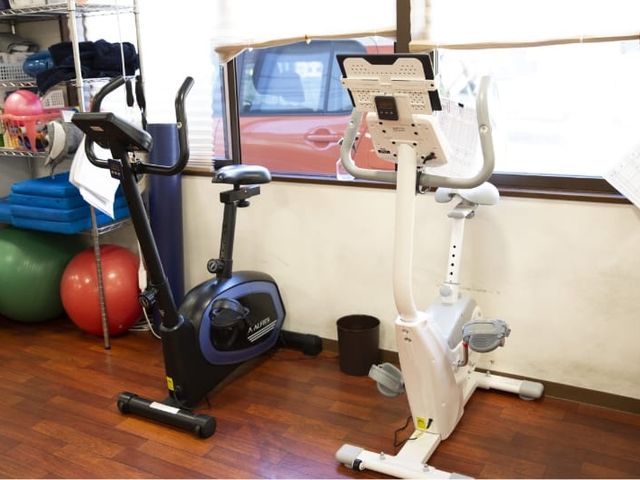 運動器具の設置された部屋 ジム 自然光が差し込むトレーニングスペースです。快適にフィットネスを楽しめます。